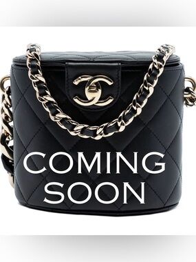 Chanel Black Quilted Lambskin
Resin Chain Vanity l c.2019 | Excellent Condition.